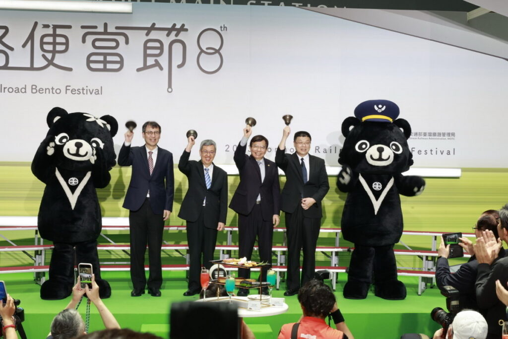 圖說:2023鐵路便當節活動由院長與交通部長搖鈴啟動開賣儀式。
