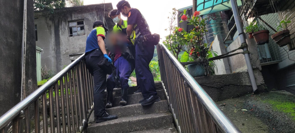 警員邱裕勛獲報後馳赴現場查處,見一老嫗跌坐於階梯,立即趨前關心