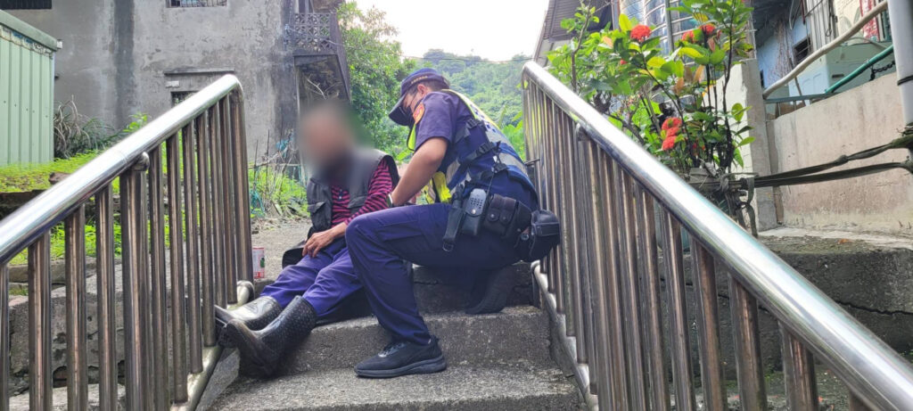 警員邱裕勛獲報後馳赴現場查處,見一老嫗跌坐於階梯,立即趨前關心