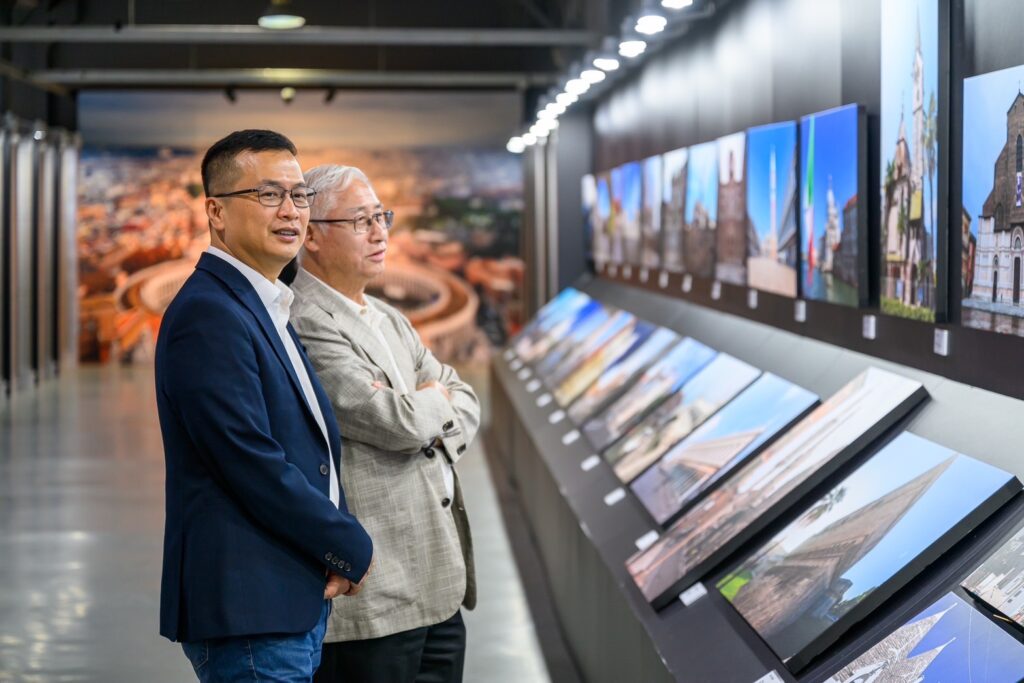 鄧予立陪同羅智強參觀攝影展