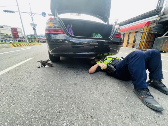 喵星人卡車底 頭份警協助脫困