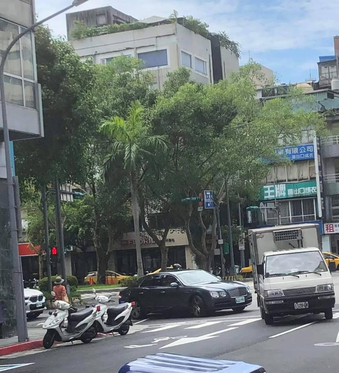 北市議員汪志冰昨見2部警用機車停在路口,造成右轉車輛回堵,立刻拍照批警濫用執行公務權限。(記者張欽翻攝)
