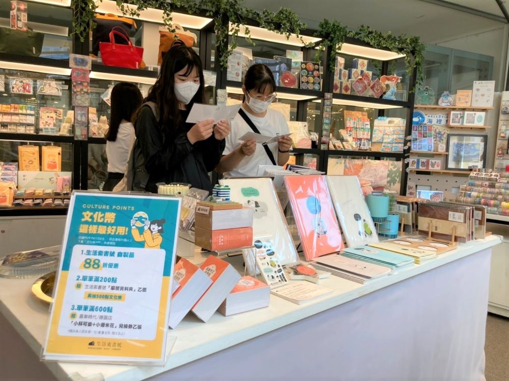 ▲高市圖藏有百萬圖書,青年朋友可用文化幣添購陪伴閱讀小物(記者王雯玲翻攝)