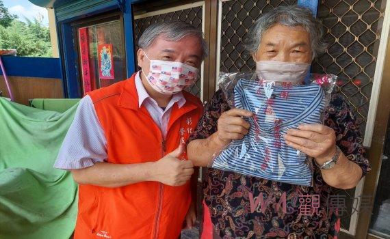 清涼一「夏」!彰化縣榮服處攜手慶福基金會 贈榮民長輩涼感衣