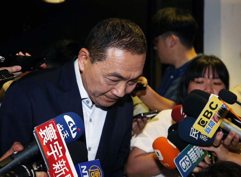 新北市長侯友宜(中)10日上午出席崑山科技大學畢業典禮,並接受媒體聯訪。 中央社