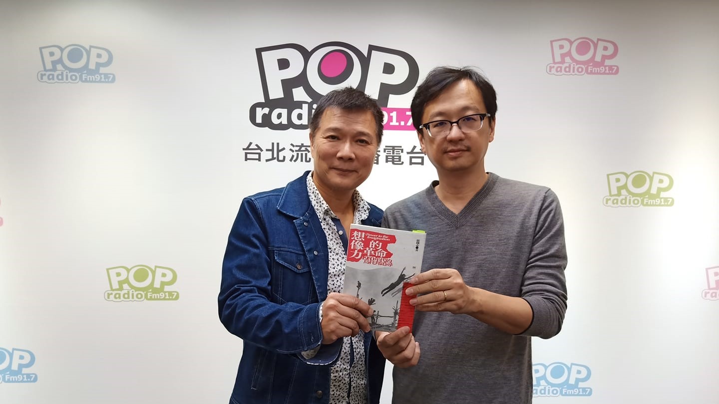 作家張鐵志(右)自曝20年前曾在喝到斷片後手碰學妹讓對方不舒服,當時已道歉並取得對方原諒。翻攝蔡詩萍臉書