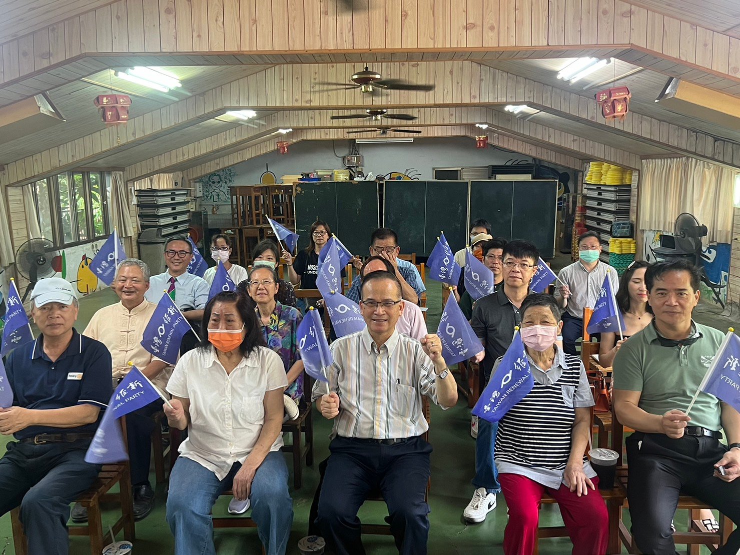 力拚總統選舉連署門檻,蘇煥智(前排中)開始下鄉舉辦座談會。台灣維新提供