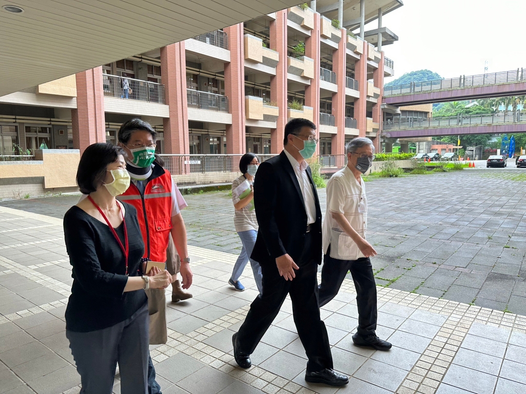 臺鐵局局長巡視 112 年鐵路特考考場關心考生備考情形（圖：交通部臺鐵局）