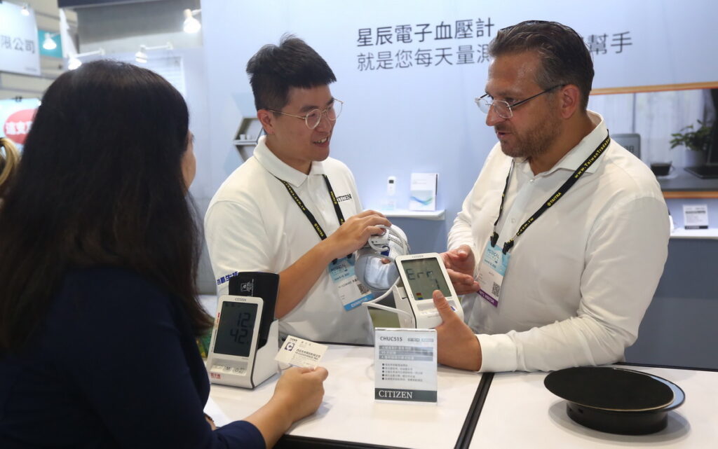 2023年台灣國際醫療暨健康照護展臺灣參展商產品受國際業者青睞。(貿協提供)
