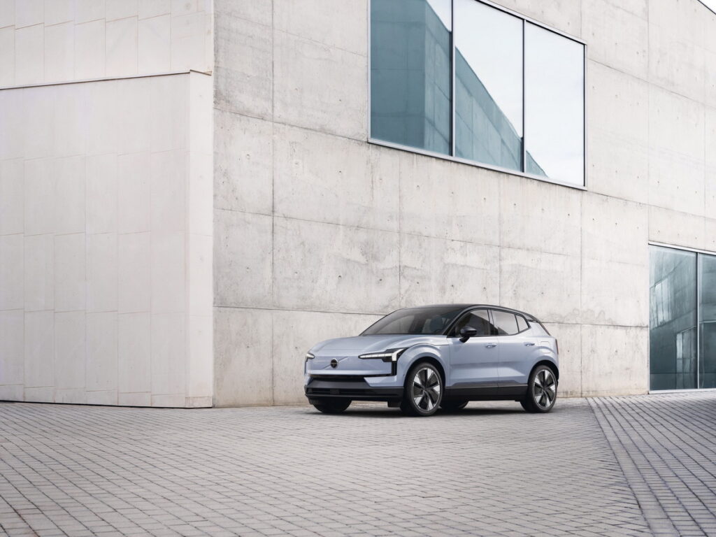 EX30 以更小的形式體現 VOLVO 的設計哲學,也是 VOLVO 旗下最低碳足跡的車款,維持一如既往的安全下,車身鋁料有四分之一為再生鋁材,再生鋼材達 17 的再生材料