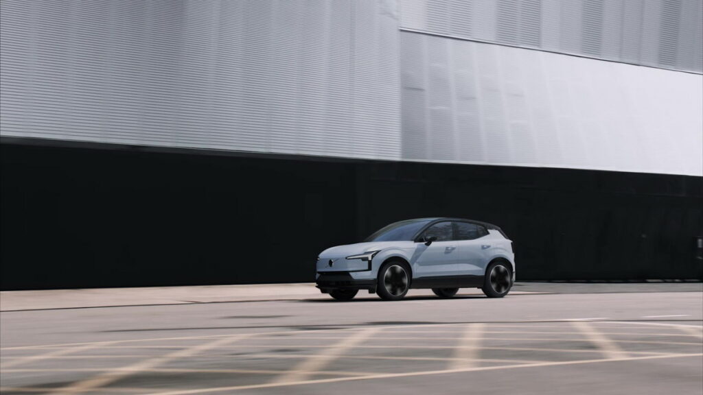VOLVO 透過設計開發、生產、供應鏈、創新材料等環節的堅持,讓 EX30 於 20 萬公里行駛里程的碳足跡可降至 30 噸以下,與 XC40、C40 車系相比,減少達 25%