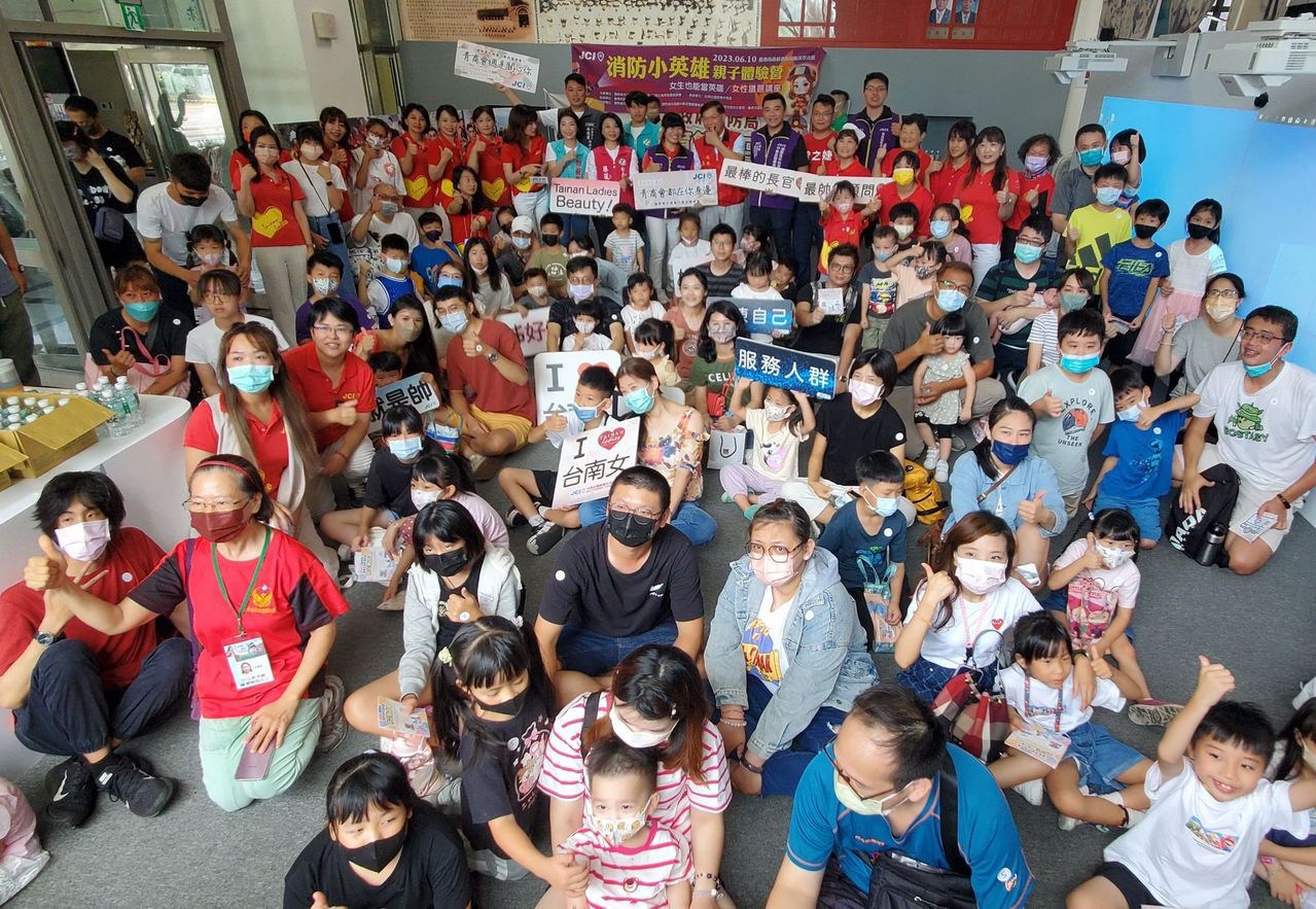 台南市防災教育館與台南女子國際青年商會為推廣防火防災知識，辦理「消防小英雄親子體驗...