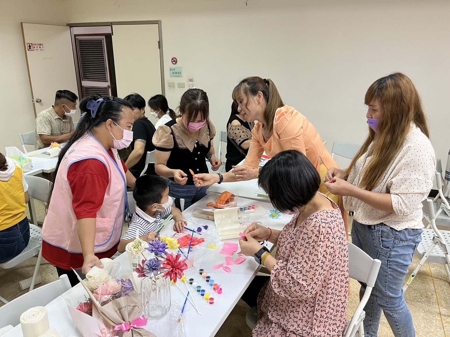 ▲范紅艷在課程中除了講授幸福家庭與多元文化等主題,增加彼此間的互動。(記者劉芳妃攝)