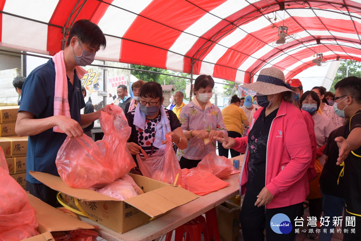 「粽遊鹿港天賜良雞」活動現場,民眾採購踴躍。圖/記者鄧富珍攝