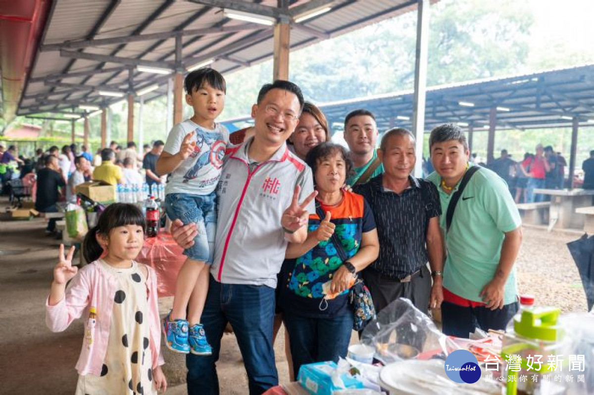 蘇副市長與勞工朋友合影。<br /><br /> <br /><br />