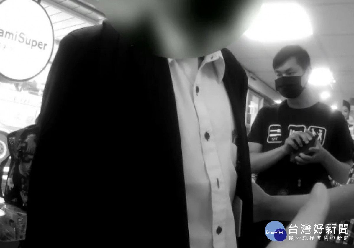 蔡姓男子出面取款，被員警團團包圍，立即遭到員警逮捕。
