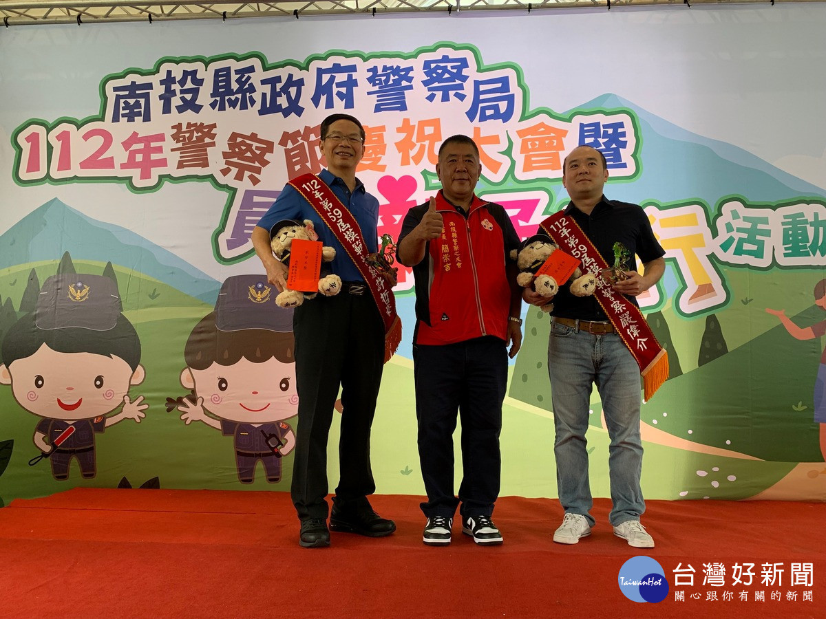 警察之友會理事長簡崇吉頒發模範警察科長許哲豪等2位紅包、警察熊。(圖片縣警察局提供)