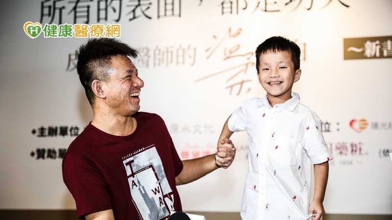 男童跌入熱湯鍋3度燙傷！　父積極助復健不讓孩子留陰影