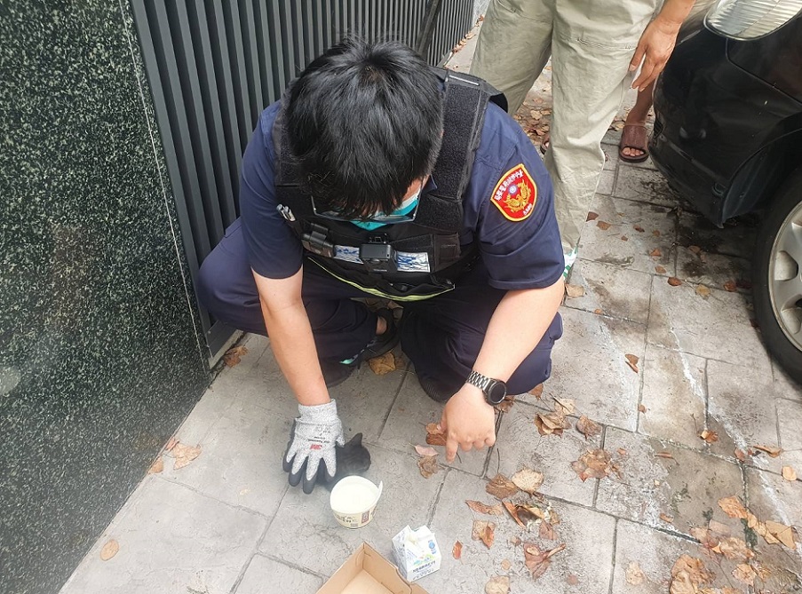 ▲圖說:小黑貓被救出後,飢腸轆轆地喝著鮮甜牛奶 (圖/台中市政府提供)