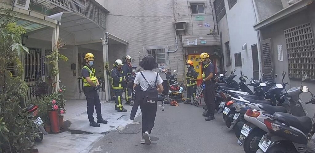 ▲圖說:救護人員緊急將顏男送抵醫院救治,及時挽回一命 (圖/台中市政府提供)