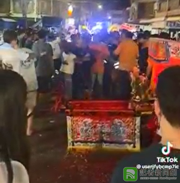 乩童退駕碰到旁人引爆衝突 屏東長治鄉廟會場面火爆