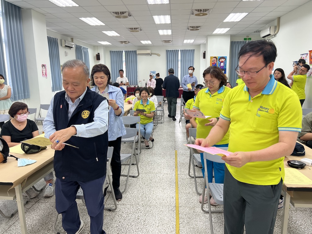 台東鹿野國小學童致贈親手繪製的卡片,表達感謝之意。(圖片/林惠婷攝)