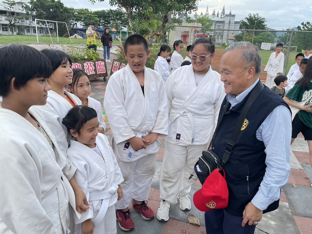 PRIP Gary全程陪同此次台東關懷行程,與柔道學童的互動對談。(圖片/林惠婷攝)