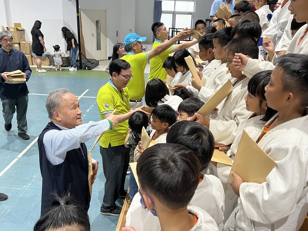 台北台美扶輪社訪視台東太平國小,並致贈學童愛的小禮物。(圖片/林惠婷攝)
