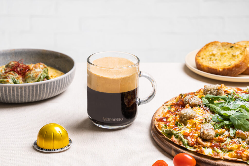 Nespresso與Miacucina推出兩道限量聯名蔬食料理,皆選用Nespresso永續農法種植而成的在地有機小白菜。