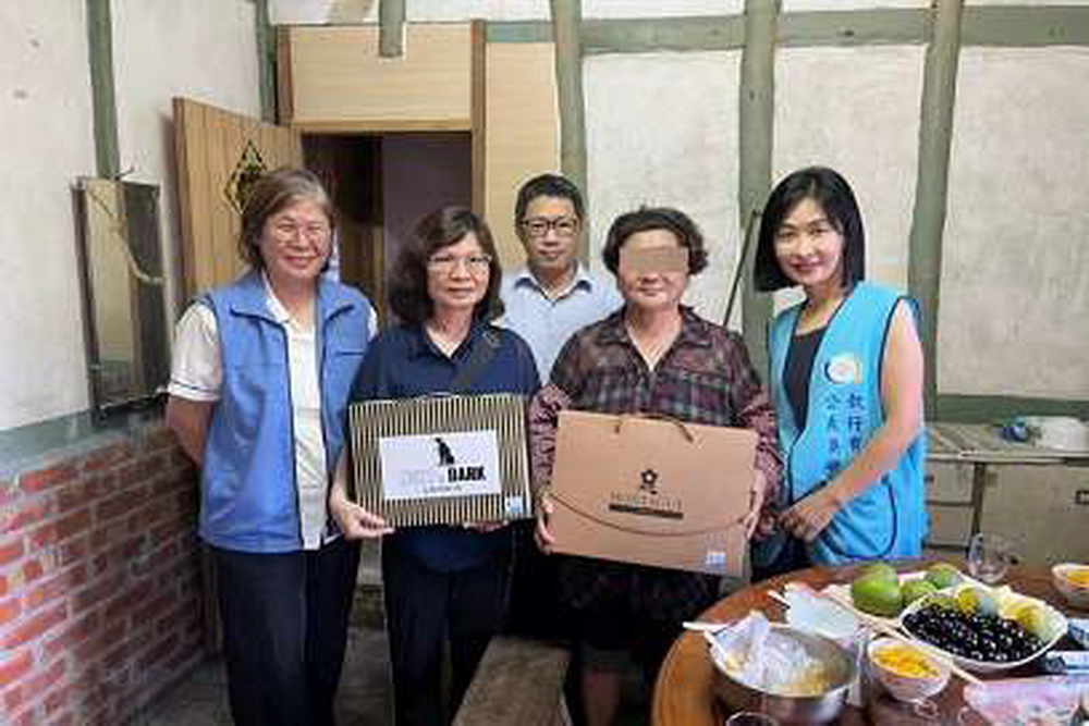 年邁母僅靠低收補助照顧重度障礙兒 嘉義分署捐款並轉介資助 300 年邁母僅靠低收補助照顧重度障礙兒 嘉義分署捐款並轉介資助 299