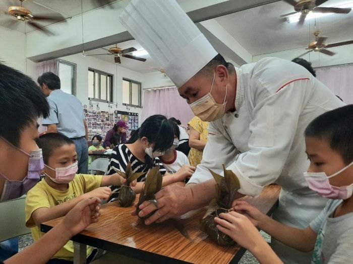 迎接端午節 台灣黃絲帶愛網關懷協會攜手飯店包粽送愛心