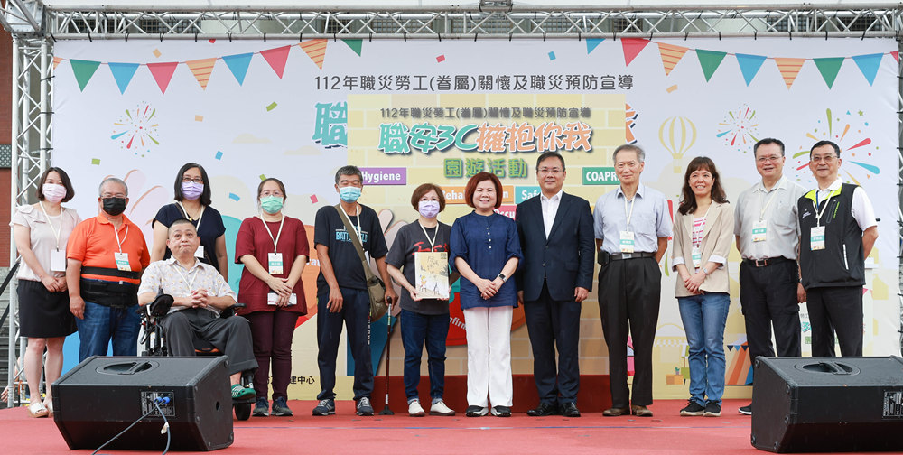 許銘春(圖:勞動部長兼職業災害預防及重建中心董事長許銘春(右6),執行長何俊傑(右5)與職災勞工(眷屬)合影。(圖/職災預防及重建中心提供)