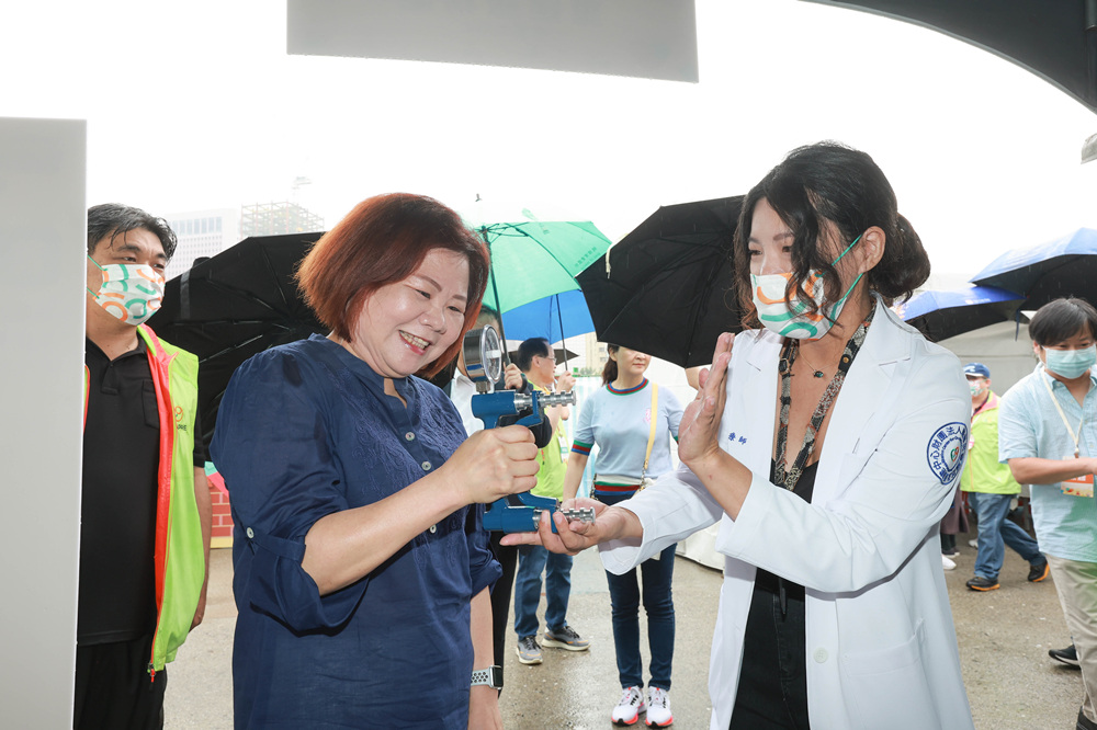 勞動部長兼職業災害預防及重建中心董事長許銘春(左)。(圖/職災預防及重建中心提供)