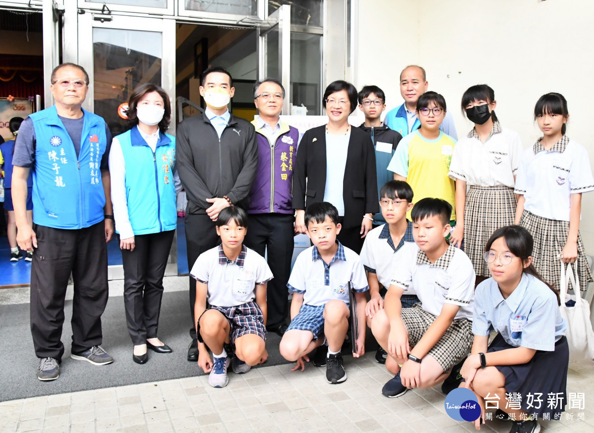 縣長王惠美表揚縣長獎與得獎學子合照。圖/彰化縣政府提供