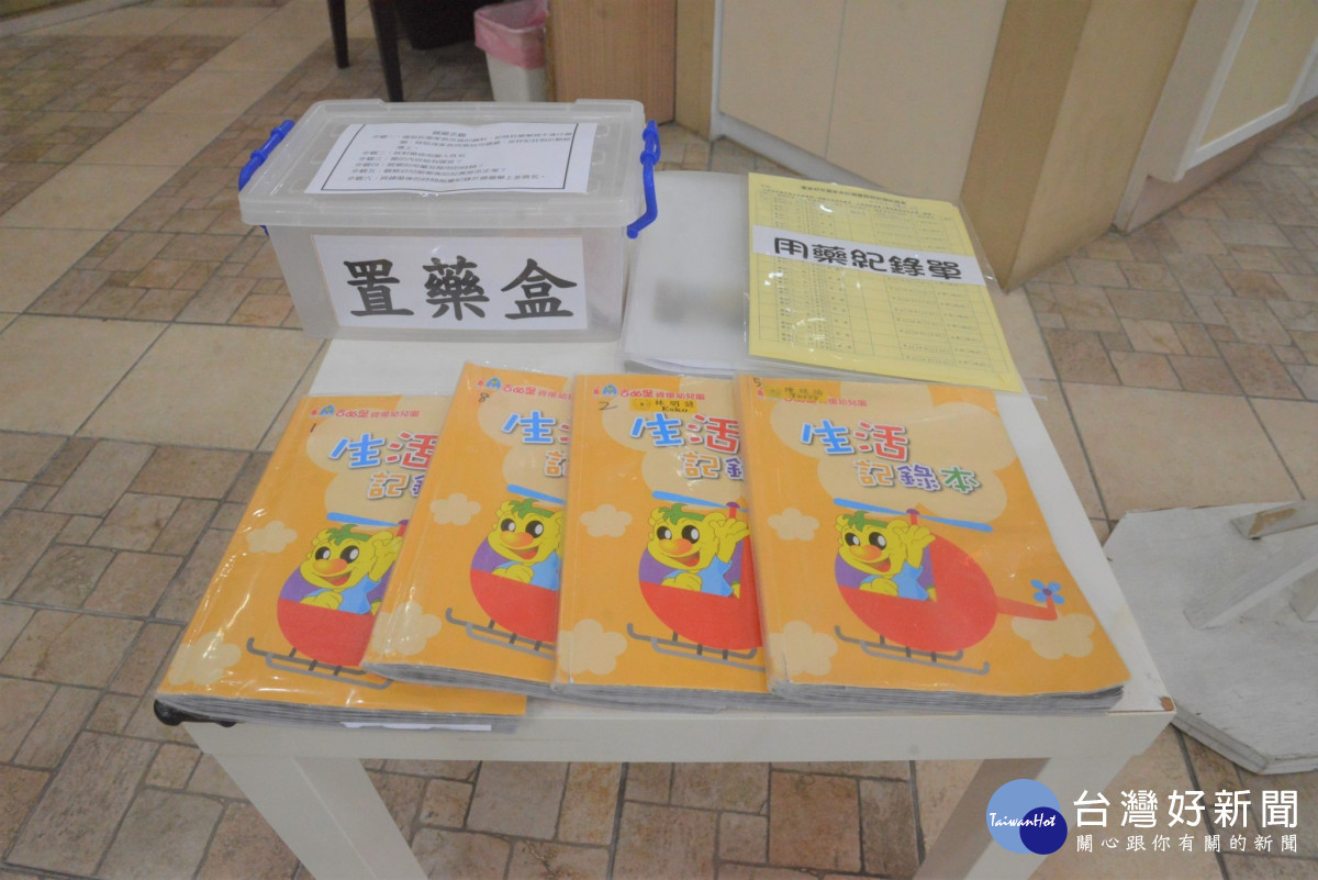 林立生現場提出新版「家長託藥暨教師給藥紀錄表」,並表示將全力推動「五心」幼兒教育措施,守護幼童用藥安全/嘉義市府提供
