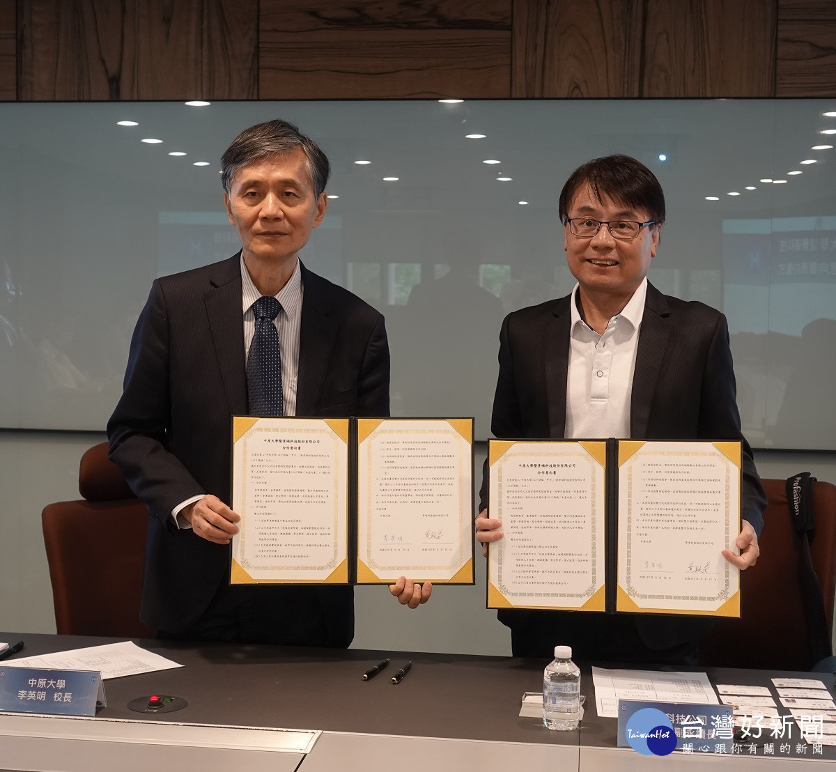 中原大學校長李英明與景碩科技副永續長黃耿芳雙方簽訂產學合作意向書，為學子未來實習與就業之路開創新局。