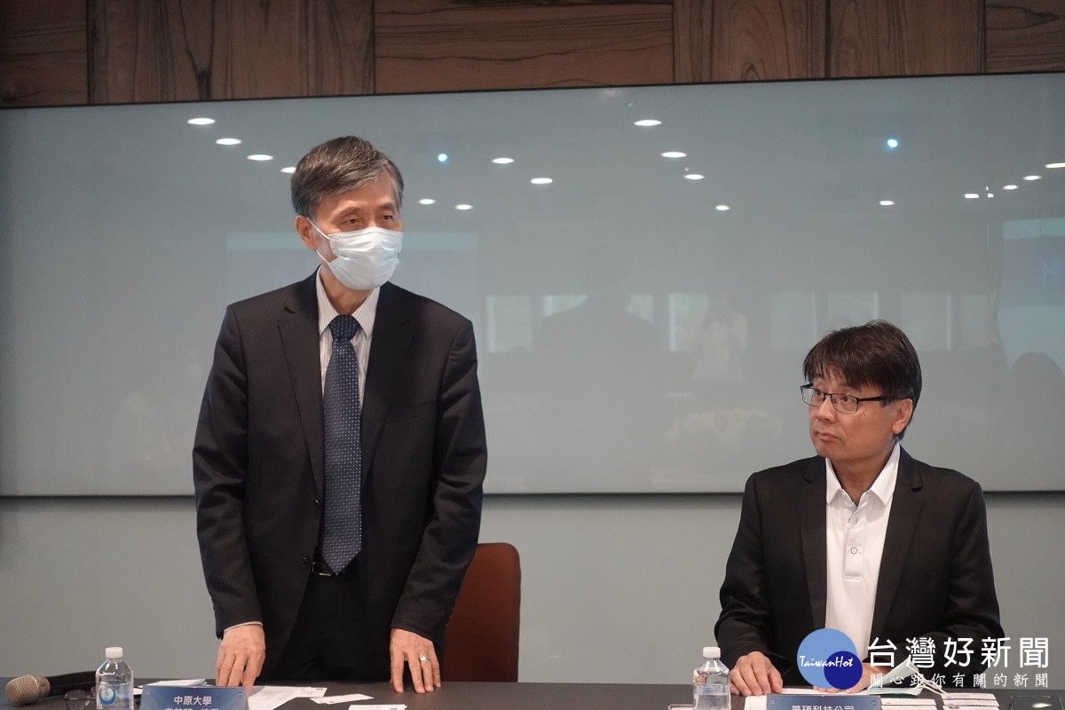 中原大學校長李英明相當讚賞景碩科技公司,成立首個校級就業學程,樂見雙方未來的合作。