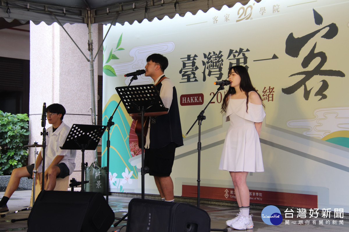 學生們現場獻唱歌曲,帶動氣氛。