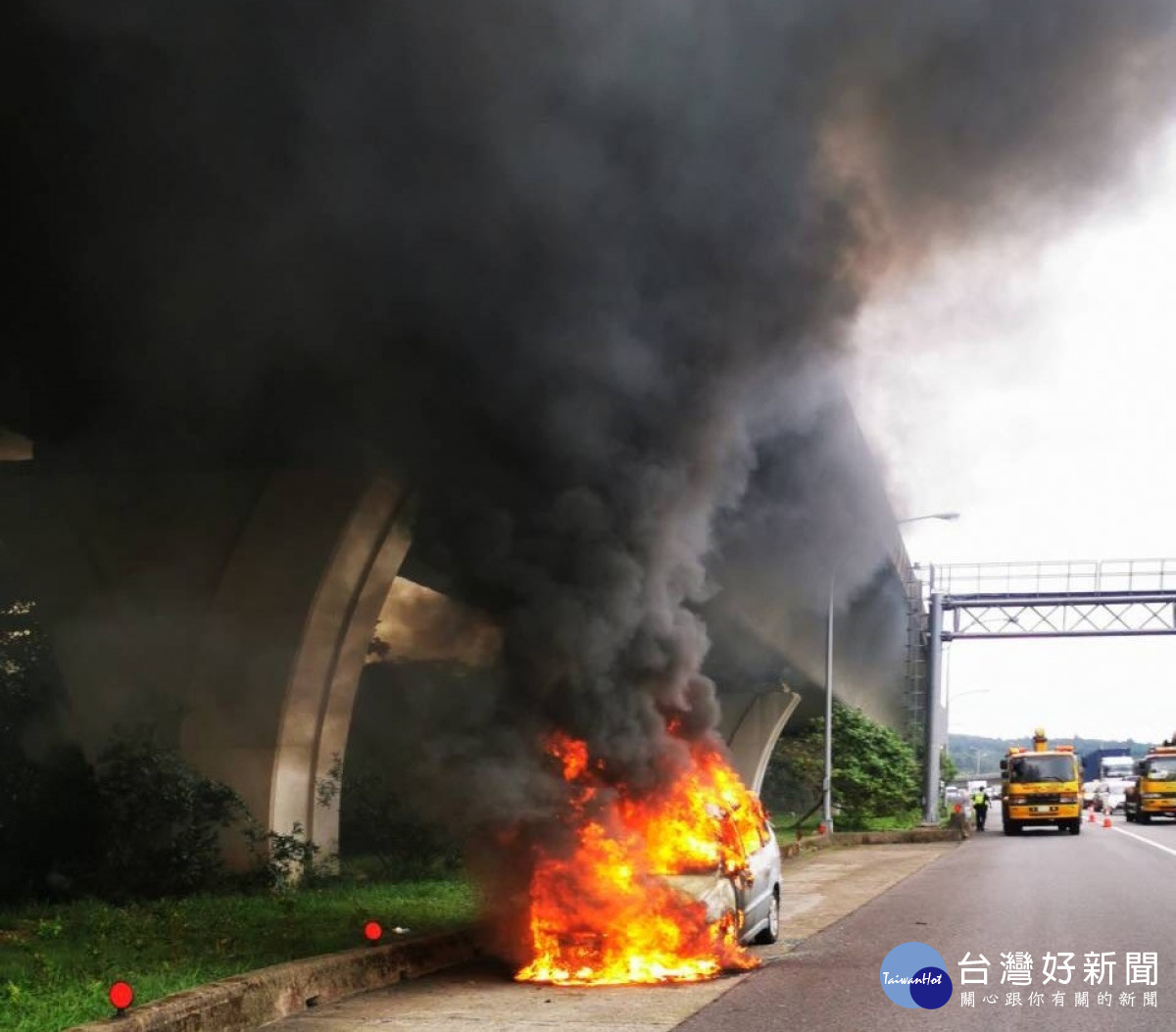 龜山區國道1號北向發生車輛火警,消防隊成功控制住火勢無人傷亡。