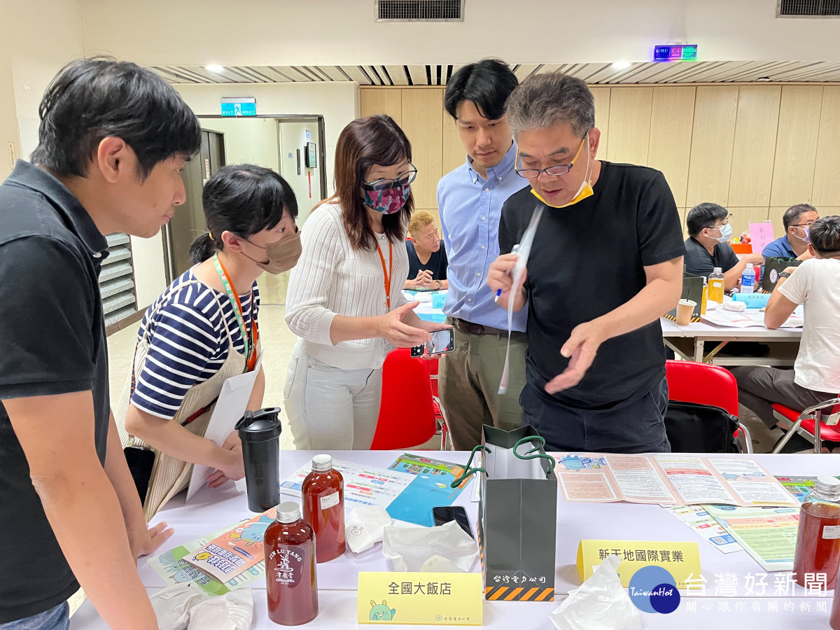 台電出動用電服務專員「桌邊服務」,針對不同用戶的用電疑難雜症提出建議及解方。