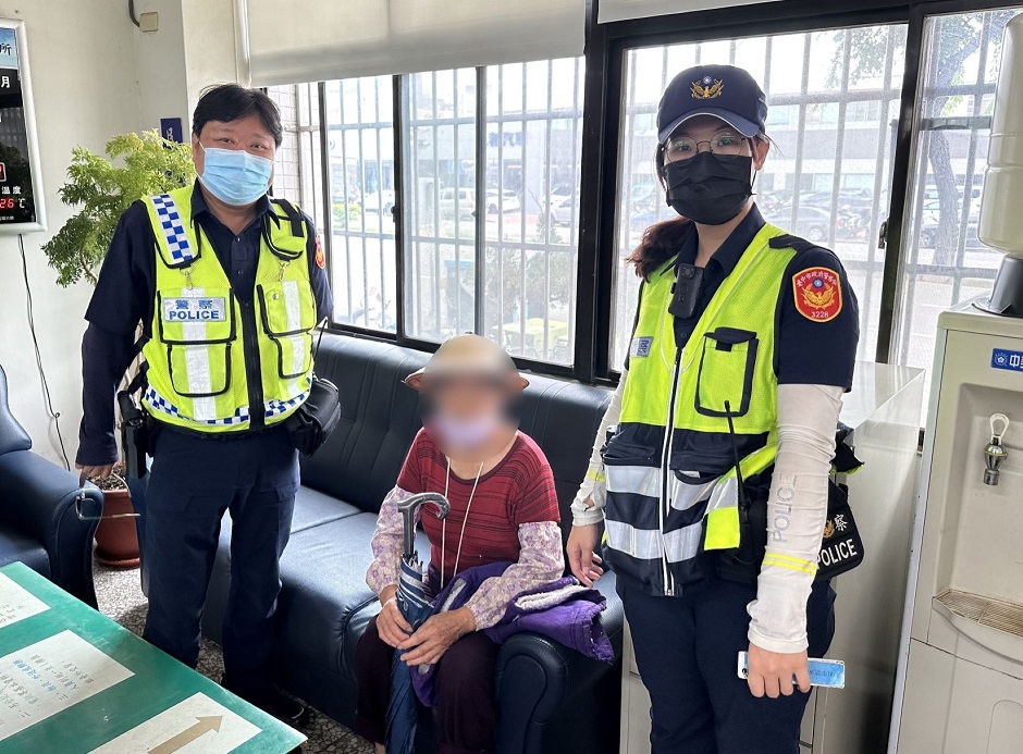 ▲圖說:斗笠嬤烈日下徒步尋子卻迷途,員警靠「長輩機」幫阿嬤圓滿任務 (圖/台中市政府提供)