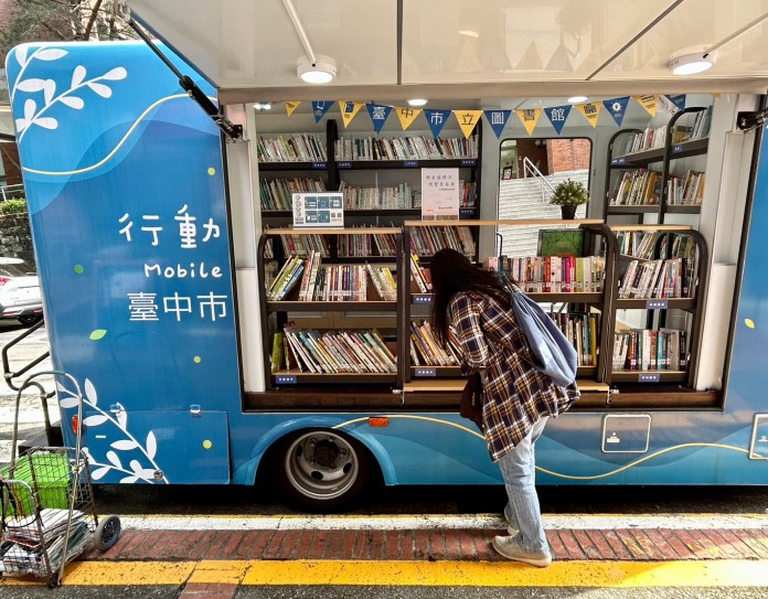 整座城市都是我的書房! 行動書車前進朝陽科大營造多元共融校園 72 LINE ALBUM 2023.05.08行動書車體驗活動 230511 10 | 校園 記者爆料網