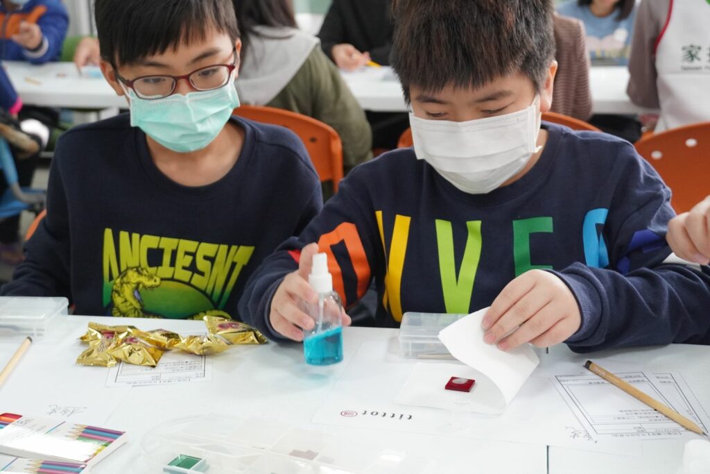 琉園品牌團隊前進嘉義、澎湖與瑞芳，為孩子上玻璃課，帶孩子一同手作，體驗玻璃創作的樂趣。