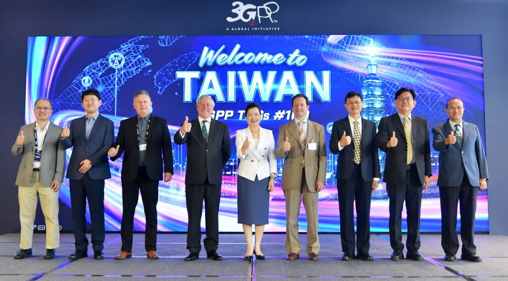 (左起)TAICS許建昌執行秘書、RAN1主席 Younsun Kim、RAN2主席 Johan Johansson、ETSI CTO Adrain Scrase、經濟部王美花部長、ETSI DIRECTOR GENERAL Luis Jorge Romero、聯發科技無線系統發展本部黃合淇總經理、中華電信林榮賜技術長、經濟部工業局連錦漳局長