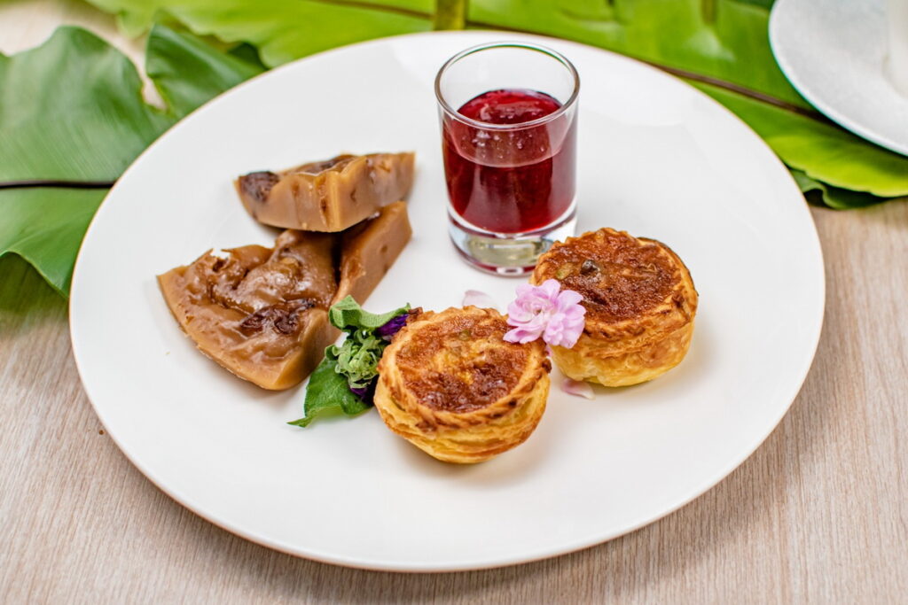 桂花綠豆甜糕是以去殼綠豆蒸煮,再加入桂花與吉利丁製作而成,口感Q軟、風味優雅不甜膩。