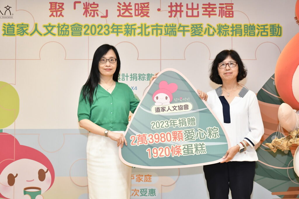 協會理事長張旖(左)，把本次捐贈項目的手拿板轉交到新北市社會局許秀能副局長(右)手中