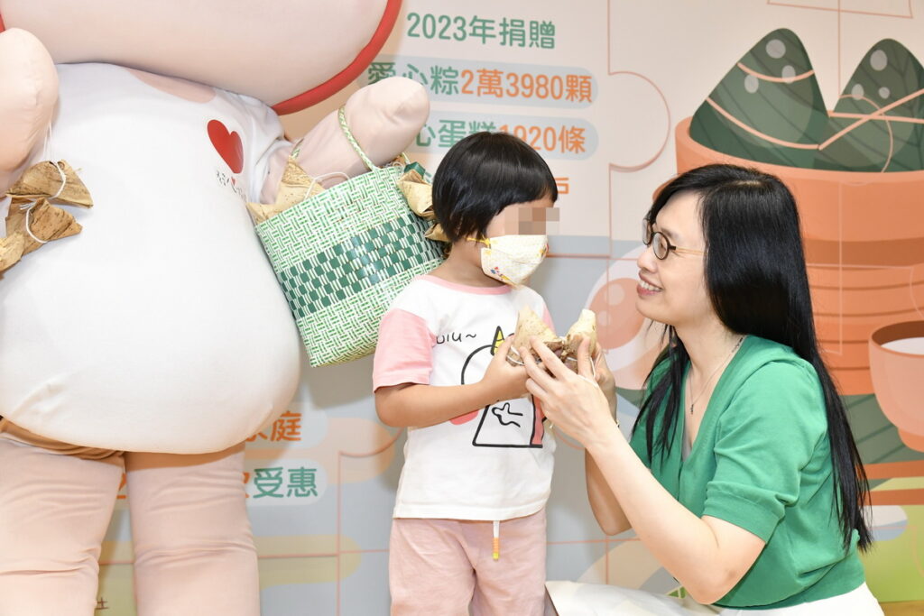 協會理事長張旖與受贈家戶小朋友溫馨互動，提前共度幸福的端午節