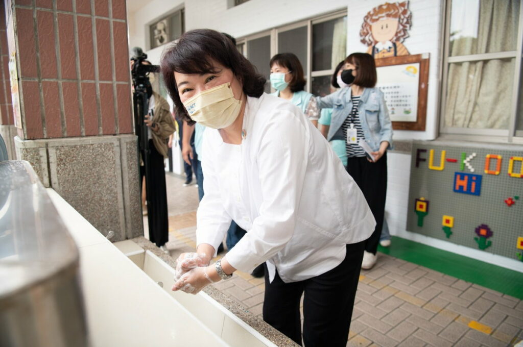黃敏惠市長入園示範正確洗手 與學童一起向腸病毒說掰掰