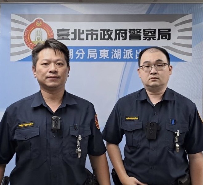 東湖派出所警員黃國欽(左)、劉仲豪(右)。