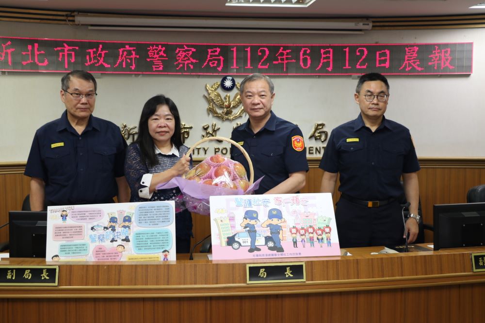 新北市社會局副局長吳淑芳（左2）代表致贈蘋果，由警察局長廖訓誠代表受贈，共同宣誓守。〈社會局提供〉